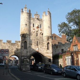 Supercity-explore-york-day-trip-must-sees-beautiful-aparthotels-travel-front-gate