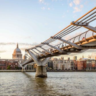 millenium-bridge-and-london-waterfront-with-st-pauls-cathedral-millenium-bridge-was-designed-by_t20_K6Qvbx