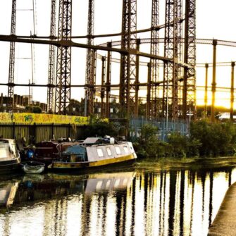 sunset-over-the-canal-in-london-right-next-to-the-victoria-park_t20_EP7Za1