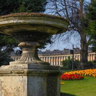 royal-victoria-park-and-the-crescent-in-the-city-of-bath-in-somerset-in-the-southwest-of-england-a_t20_Oz8j8y-768x512